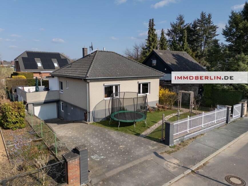 IMMOBERLIN.DE - Sympathisches Haus mit Sonnengarten & Garage in sehr familienfreundlicher Lage – Berlin – Bild 1 von 9