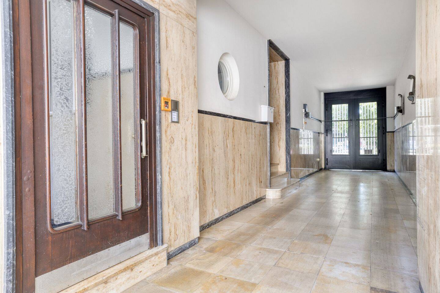 Luxuriöse sanierte Altbauwohnung in Bestlage - Mit Dachterrasse, Stellplatz und Blick ins Grüne – Düsseldorf – Vorschaubild 3