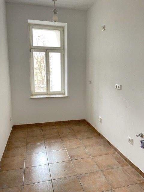 HOCHWERTIGE ALTBAUWOHNUNG MIT PARKETT, BALKON, Gartenanteil, FUßBODENHEIZUNG, LIFT SOWIE PKW-SP – Chemnitz – Vorschaubild 2