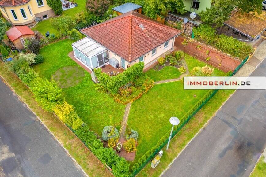 IMMOBERLIN.DE - Entzückender Bungalow mit Gartenidylle & Wintergarten im Berliner Speckgürtel – Blankenfelde-Mahlow – Vorschaubild 7