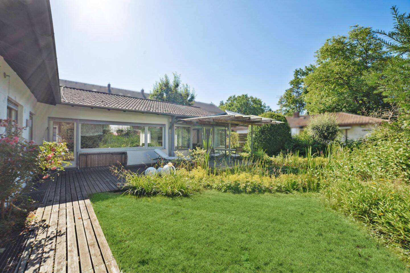 Charmanter Bungalow mit sonnigem Grundstück in toller Lage von Alterlangen – Erlangen – Bild 1 von 9
