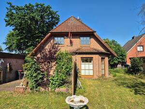 Schönes Einfamilienhaus mit Garage großen Grundstück und Teich