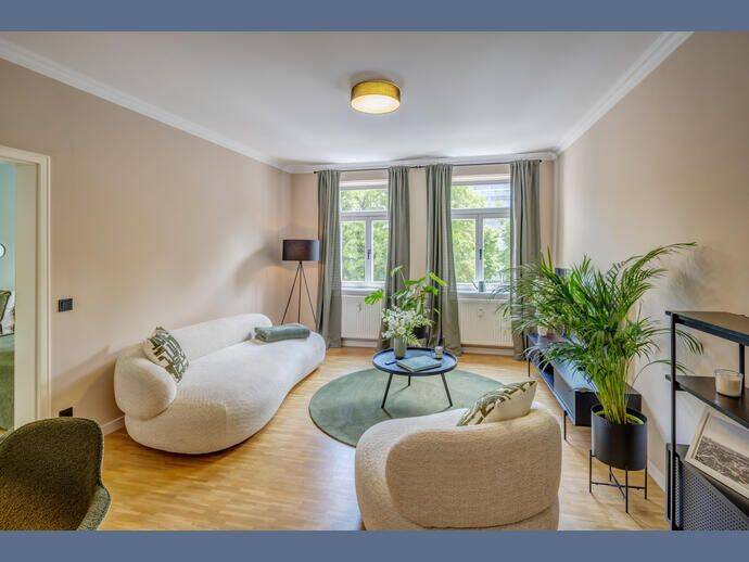 Möbliert: Stilvolle, neuwertig möblierte Wohnung mit Balkon zum Hof – München – Bild 1 von 9