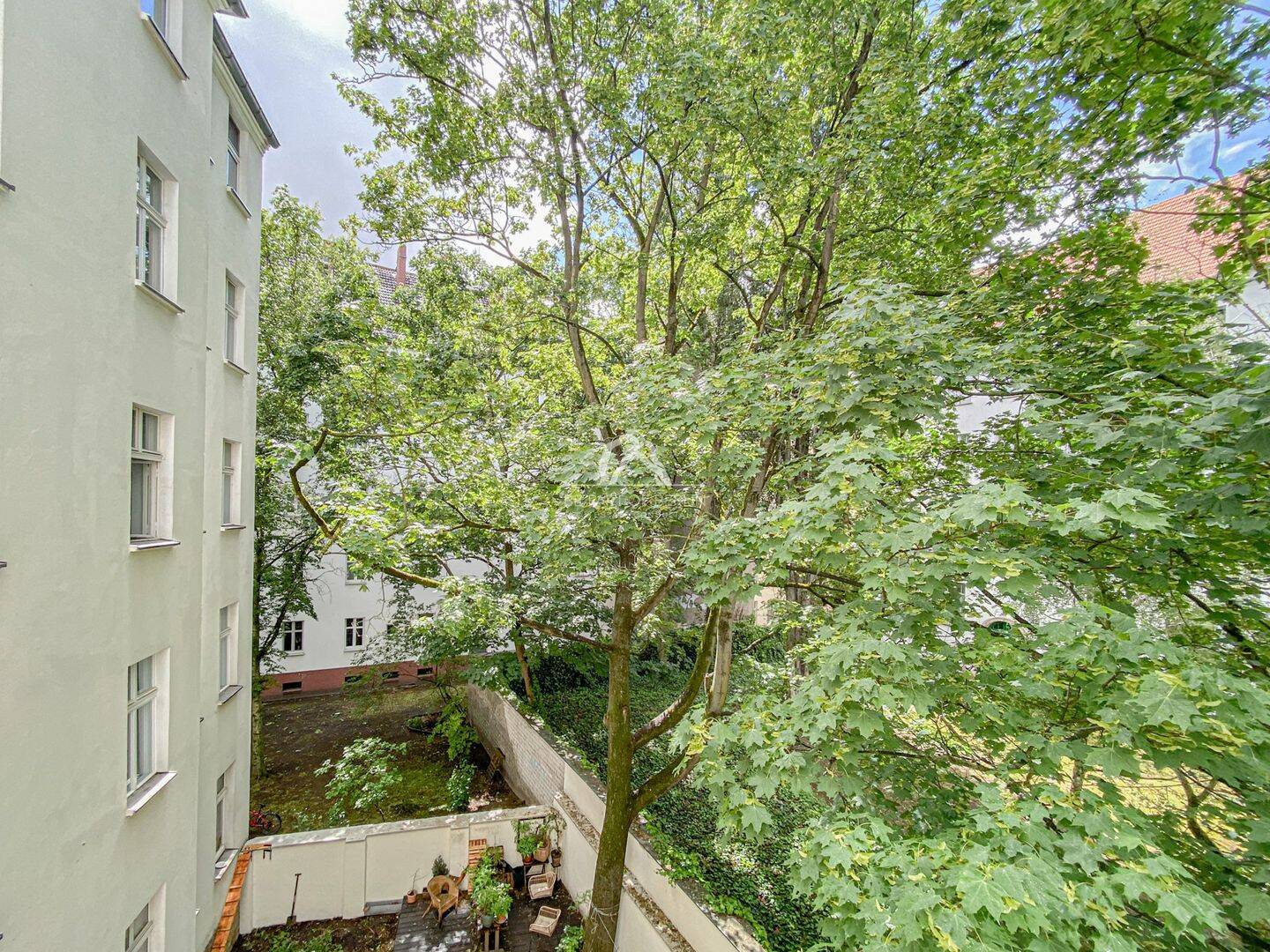 SUPERINTERESSANTE UND KLASSISCH SCHÖNE ALTBAUWOHNUNG! RUHIG LAGE IM GARTENHAUS! PROVISIONSFREI! – Berlin – Vorschaubild 3