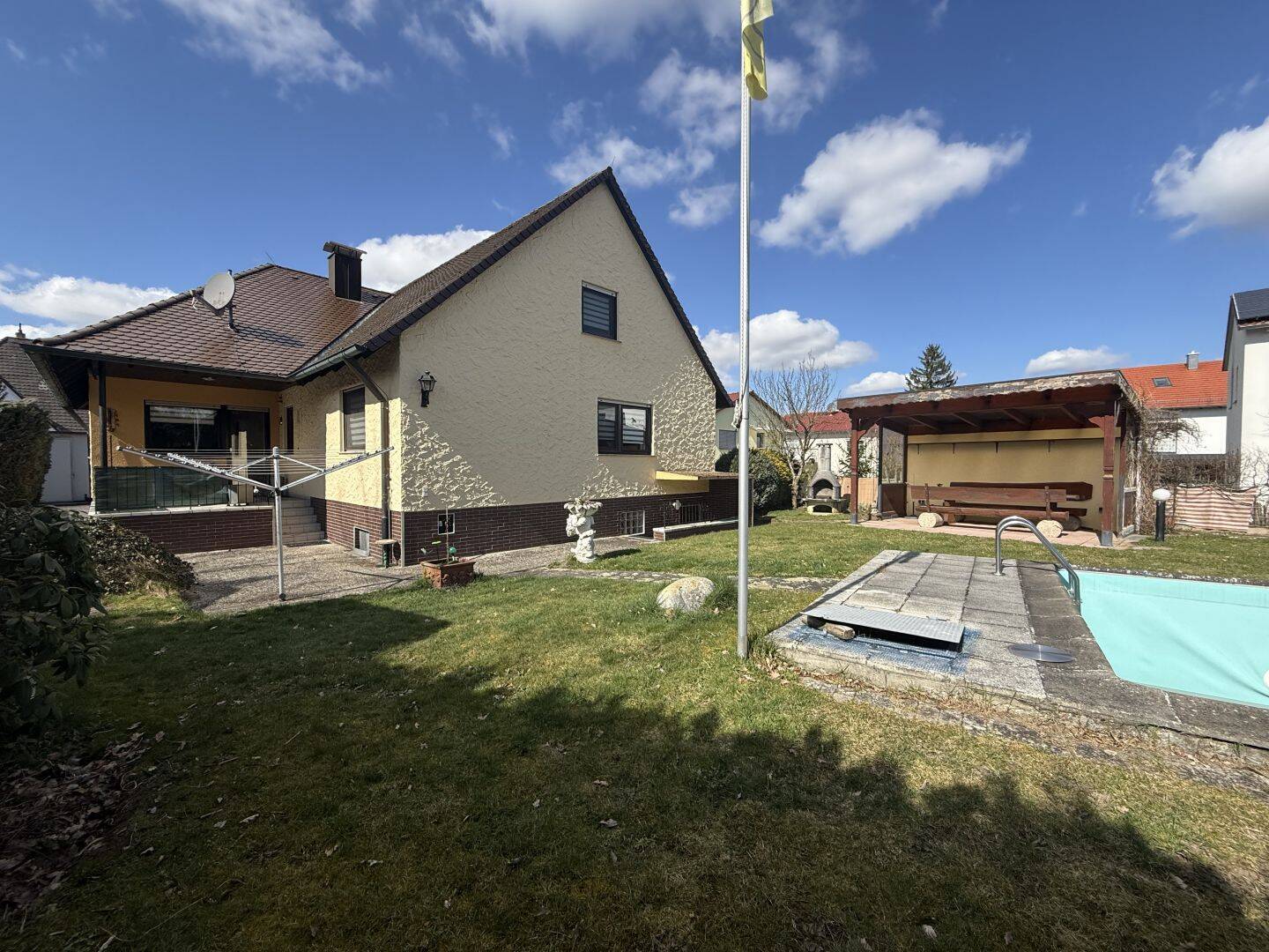 Großzügiges Einfamilienhaus mit Pool und großen Garten – Büchenbach – Bild 1 von 9