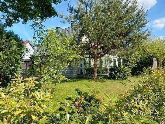 Attraktives, freistehendes Einfamilienhaus mit Keller und 2 Garagen zu verkaufen! – Bielefeld – Bild 1 von 6