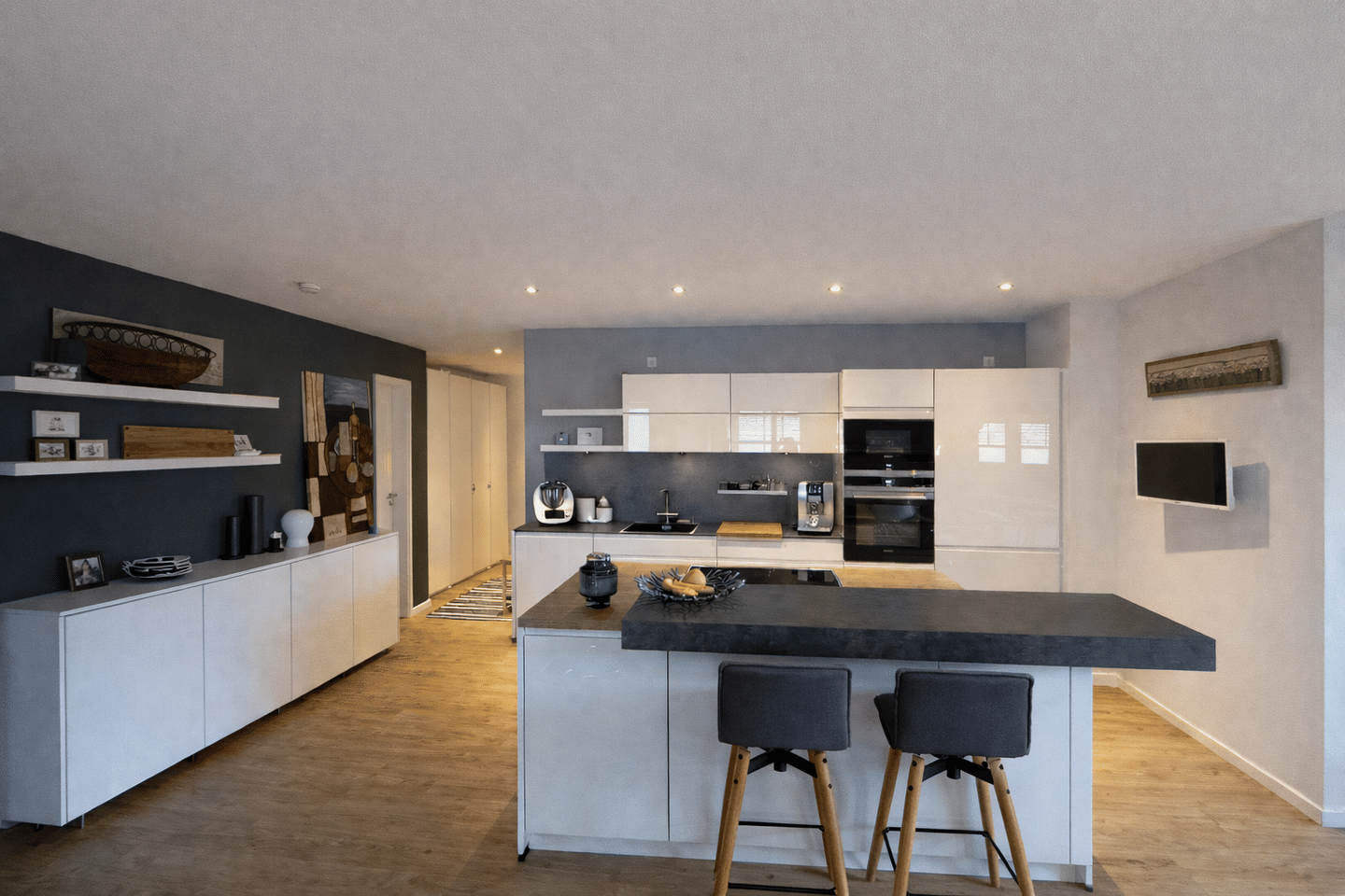 Stilvoll wohnen in Mainnähe - hochwertige 4-Zimmer-Erdgeschosswohnung mit geschützter Südterrasse