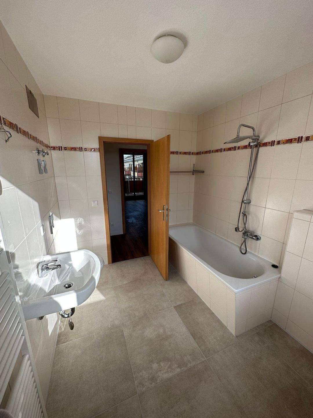 Hofer Str. **** Balkon, Wanne und Laminat **** – Chemnitz – Vorschaubild 4
