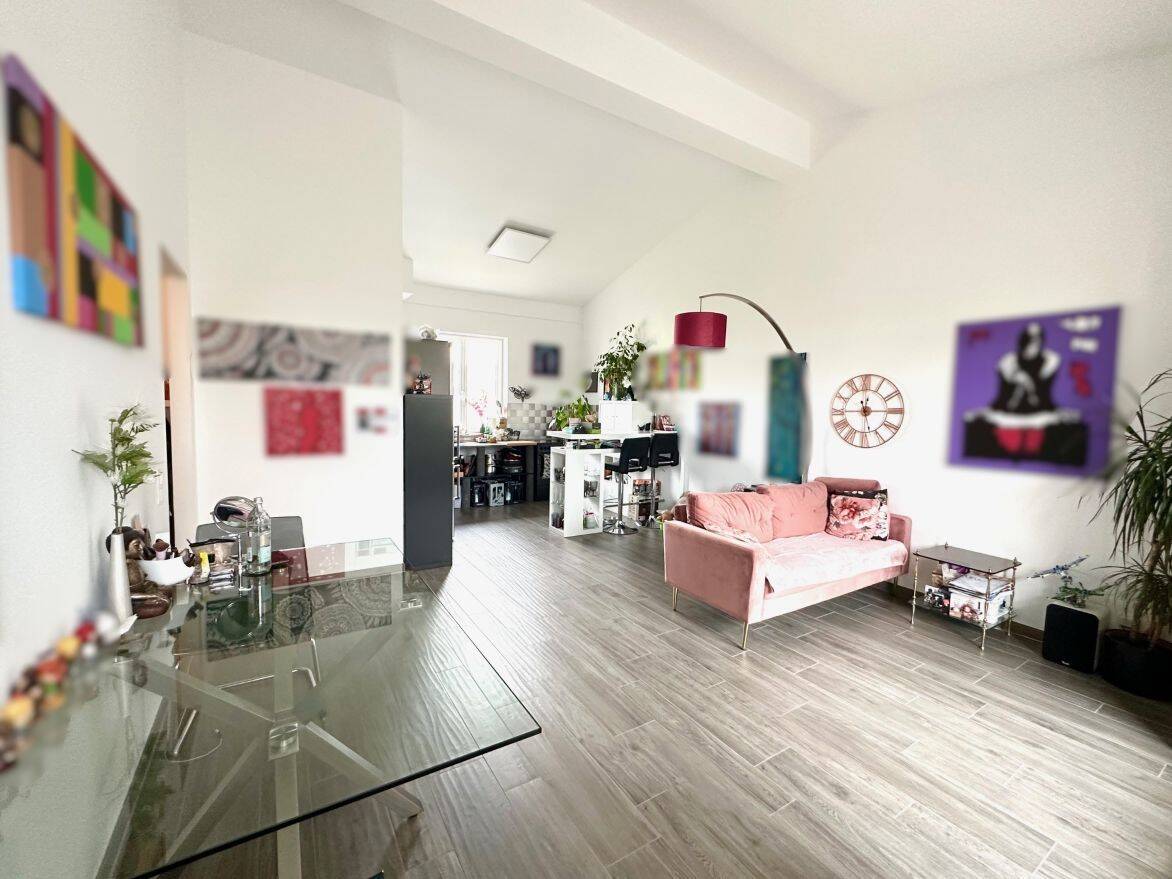 **LOFTARTIGE WOHNPERLE MIT GROSSER DACHTERRASSE UND DUSCHBAD EN SUITE*** – Poing – Bild 1 von 9