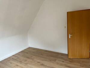 Gepflegte 2-Zimmer-Dachgeschosswohnung in Oberhausen - ab 01.11.2026 zu vermieten – 46147 Oberhausen – Vorschaubild 2