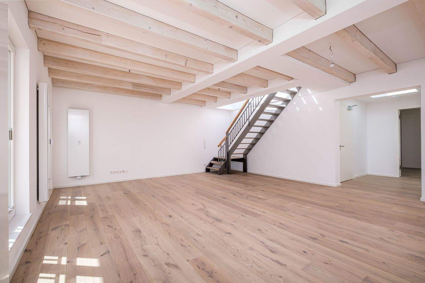Moderne Dachgeschosswohnung und klassischer Altbau. 2-Zimmer mit Aufdachterrasse in Charlottenburg – Berlin – Vorschaubild 2