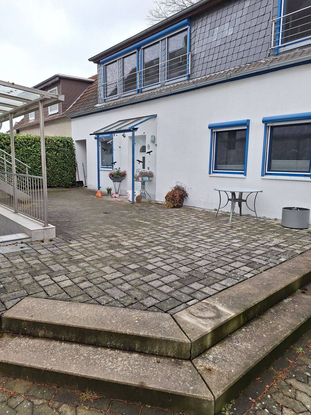 Reserviert! 1-FMH auf Eigentumsgrundstück, mit 2 Eingängen, Doppelcarport und 4 Einstellplätze in Kralenriede – Braunschweig – Bild 1 von 9