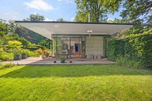 Architektenbungalow mit ikonischer Architektur und einzigartigem Naturschutzblick