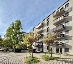 Neuwertige 3,5-Zimmer-Wohnung mit 2 Balkonen, Aufzug und TG-Stellplatz in zentraler Lage