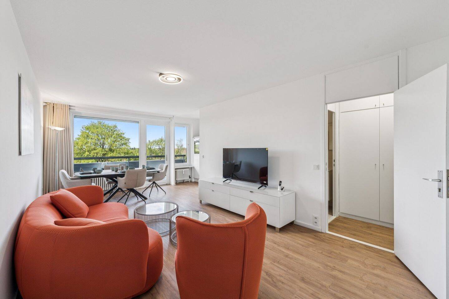 Möbliertes 1-Zimmer-Apartment in ehemaligem Hotel-Komplex mit Pool
