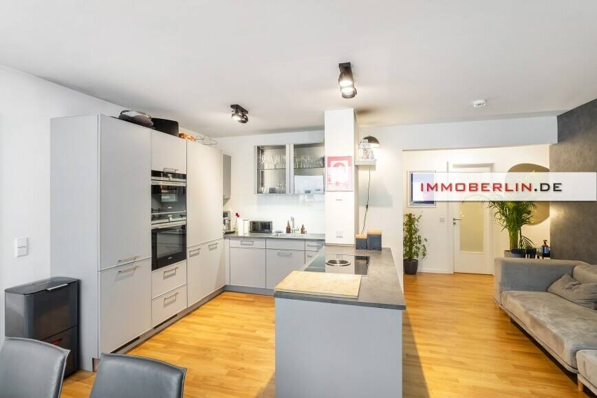 IMMOBERLIN.DE - Energieeffizienzklasse A: Moderne Wohnung mit großzügigem Balkon & Tiefgaragenplatz – Berlin – Bild 1 von 9