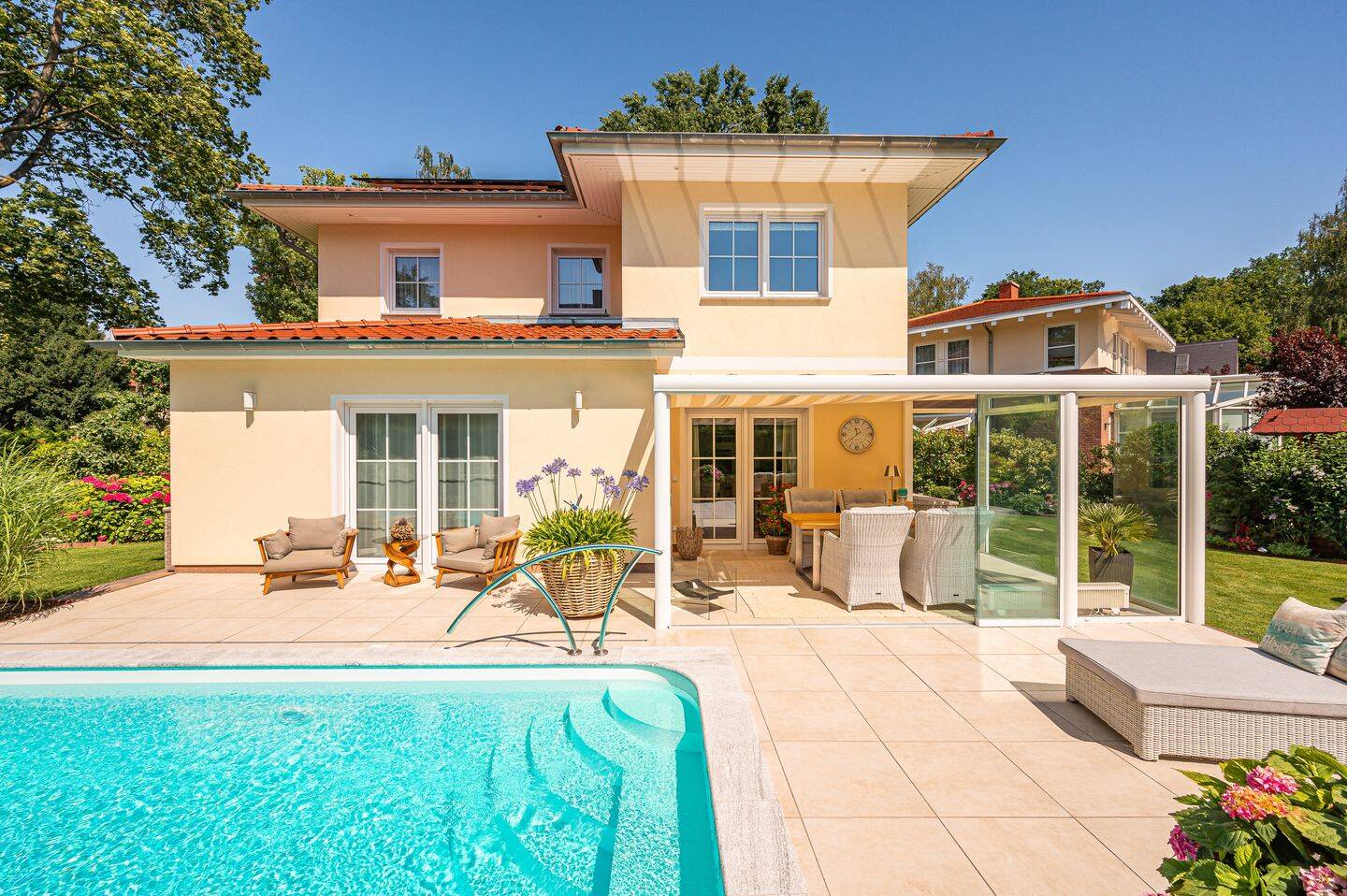 Zeitlose Eleganz und luxuriöses Wohngefühl in Villa mit beheiztem Pool – Falkensee – Bild 1 von 9