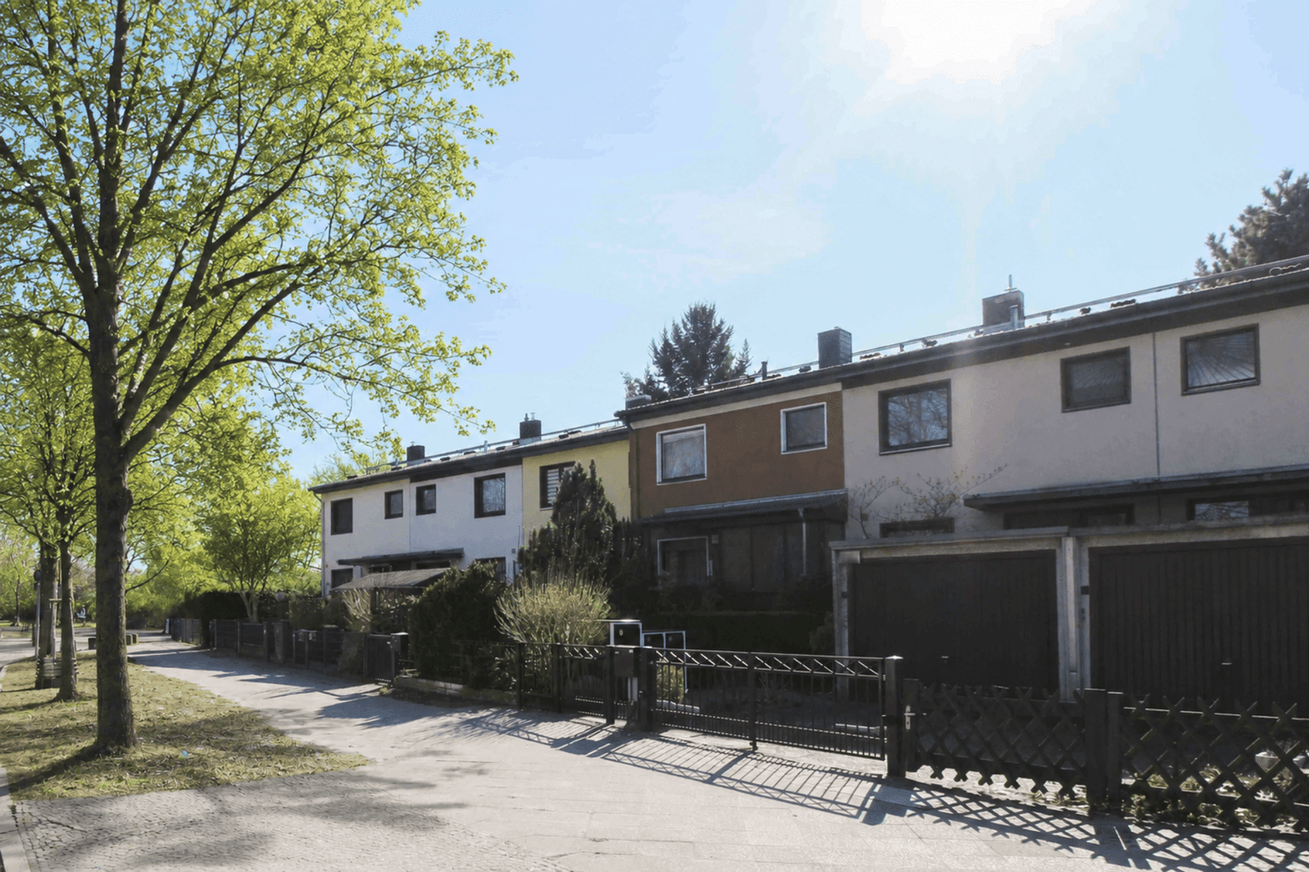 Familienglück in ruhiger Sackgasse - Reihenhaus mit Garten, Garage, Keller und Sauna in Mariendorf