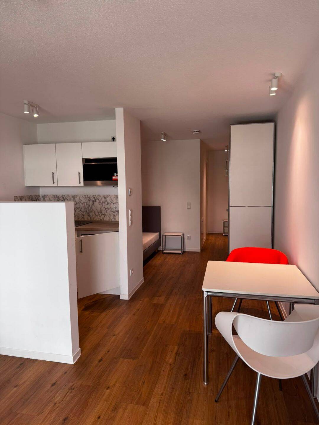 Ab sofort - gut geschnittene, möblierte 1-Zimmer-Wohnung mit Balkon – Nürnberg – Vorschaubild 3