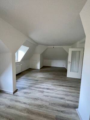 3 Nettokaltmieten frei! Familienwohnung im Dachgeschoss.. – 47198 Duisburg – Vorschaubild 2