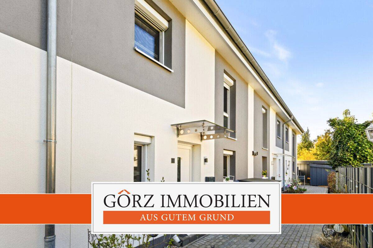 Neuwertiges modernes Townhouse in KFW 40 Standard A+ mit hübscher Terrasse und 2 Stellplätzen – Nahe – Bild 1 von 9