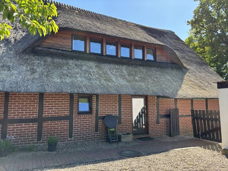 Historisches Juwel unter Reet: Modernisiertes Generationenhaus in Bremen-Rekum