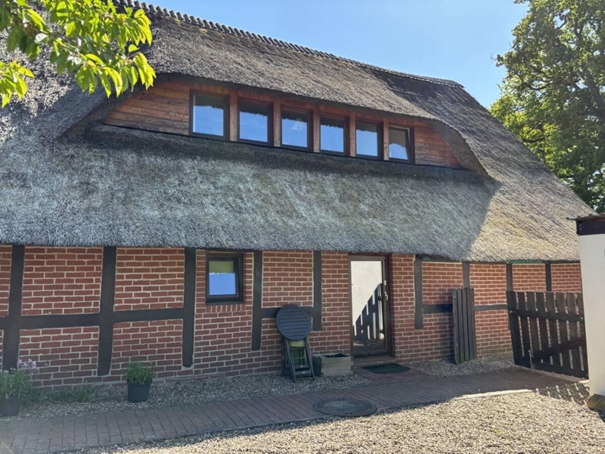 Historisches Juwel unter Reet: Modernisiertes Generationenhaus in Bremen-Rekum – 28777 Bremen – Bild 1 von 9