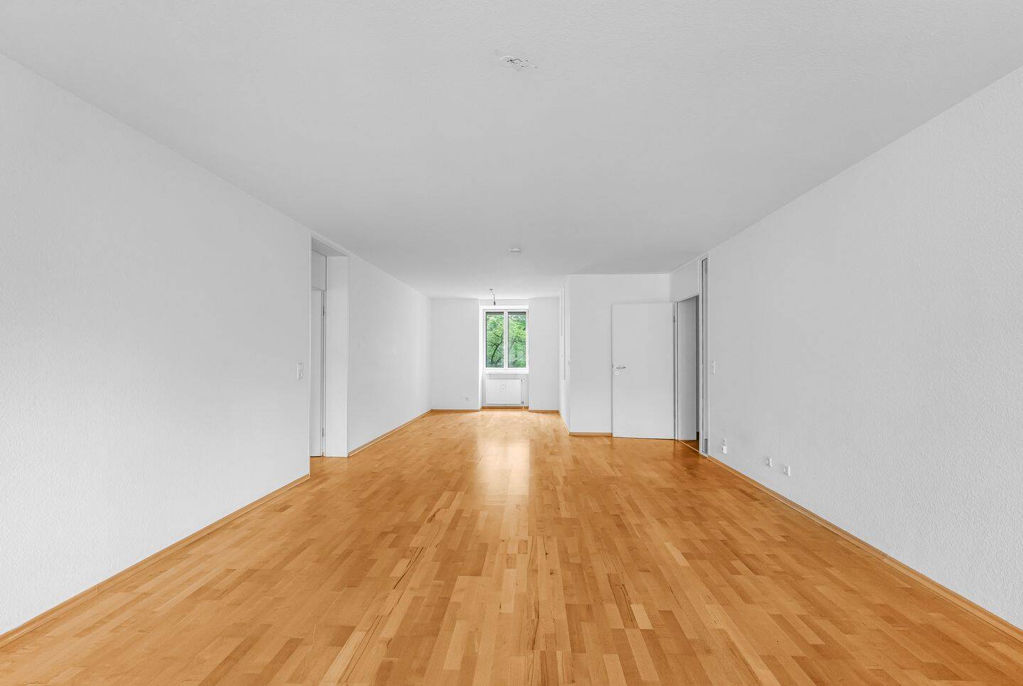 Sofort frei! Renovierte, lichtdurchflutete 3-Zimmer-Wohnung mit ruhigem Westbalkon – München – Vorschaubild 3