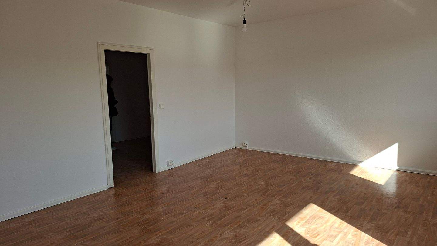 Große 3-RW mit Süd-Balkon, Wohnküche, Bad mit Wanne, WG-geeignet – Leipzig – Vorschaubild 3