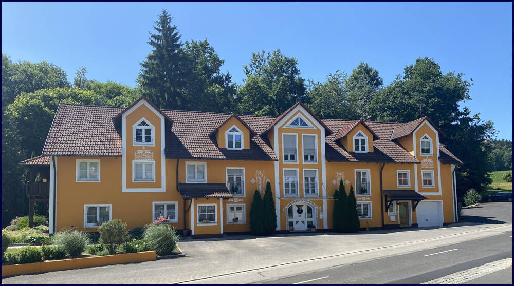 Ländliches Mehrfamilienhaus mit vielseitigem Nutzungspotenzial! – Edelsfeld – Bild 1 von 9