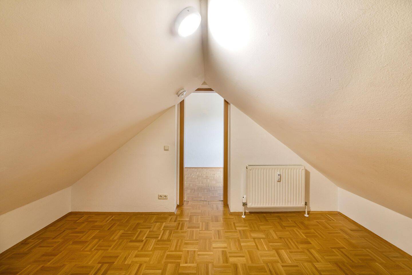 Helle 3,5-Zimmer-Wohnung mit Balkon und privatem Gartenanteil – München – Vorschaubild 9