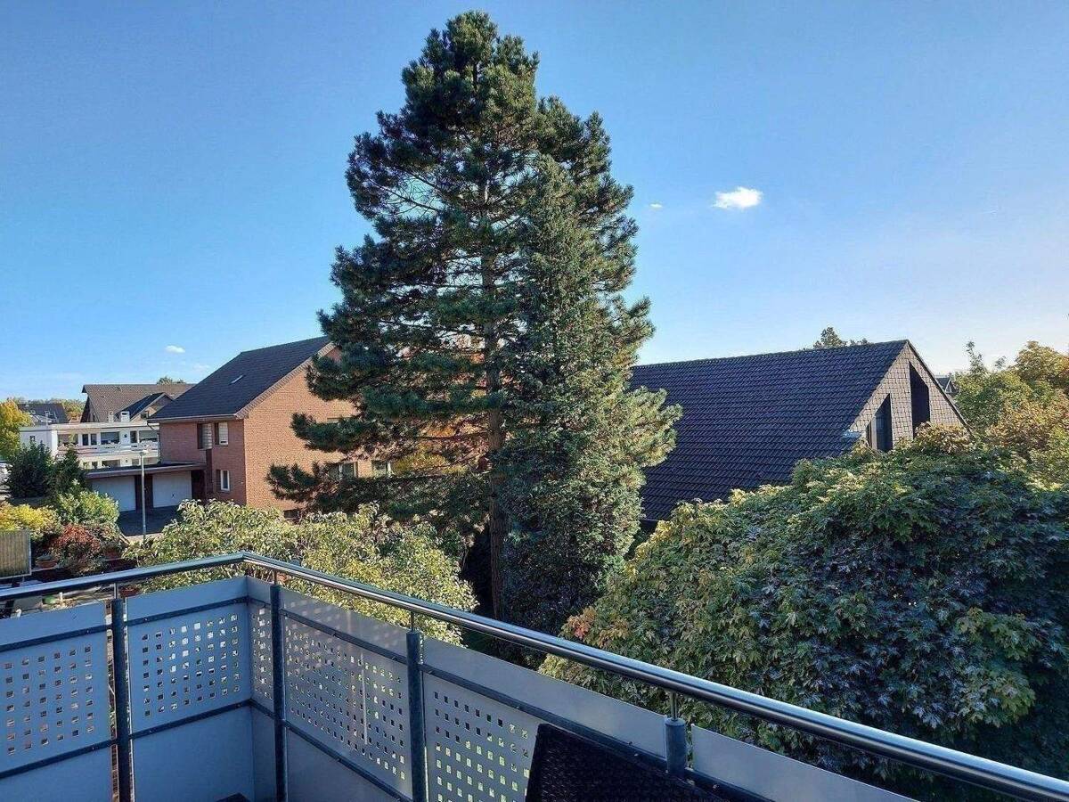 Mitten im Paderborn- Stadtheide: schöne, renovierte 3 Zimmerwohnung mit Außengarage und 2 Kellerräumen! – 33102 Paderborn – Bild 1 von 4