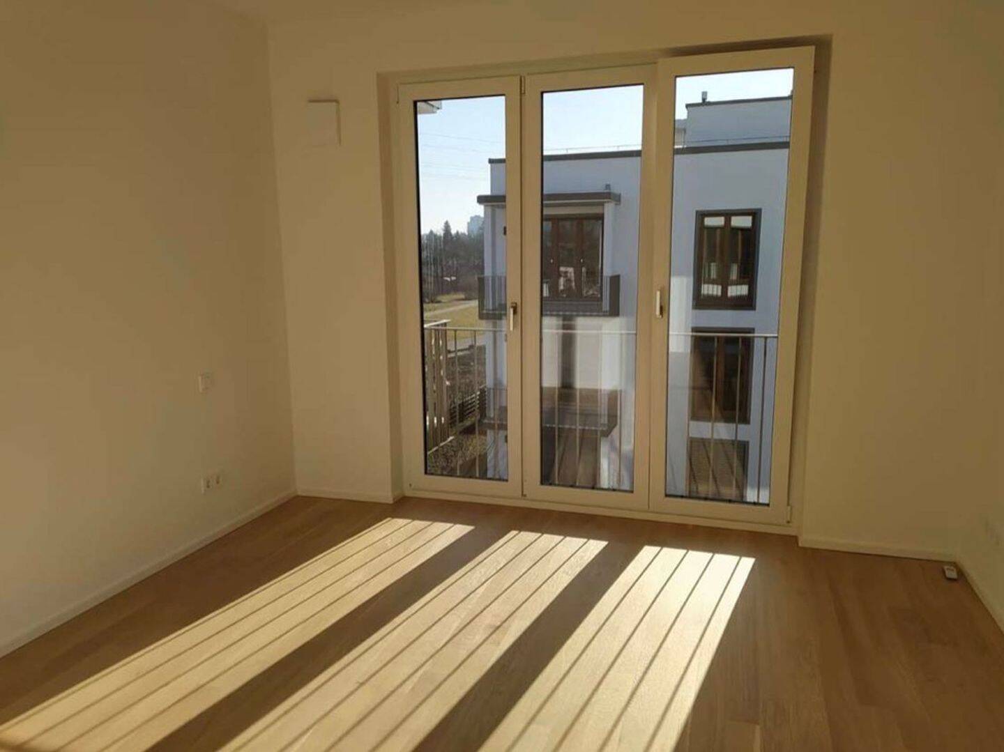 Super Dachterrassenwohnung, ruhig, hell, am Park, S-Bahn 200 m. – München – Vorschaubild 3