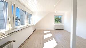 Schicke Dachgeschosswohnung mit Einbauküche in gepflegtem Wohnhaus!