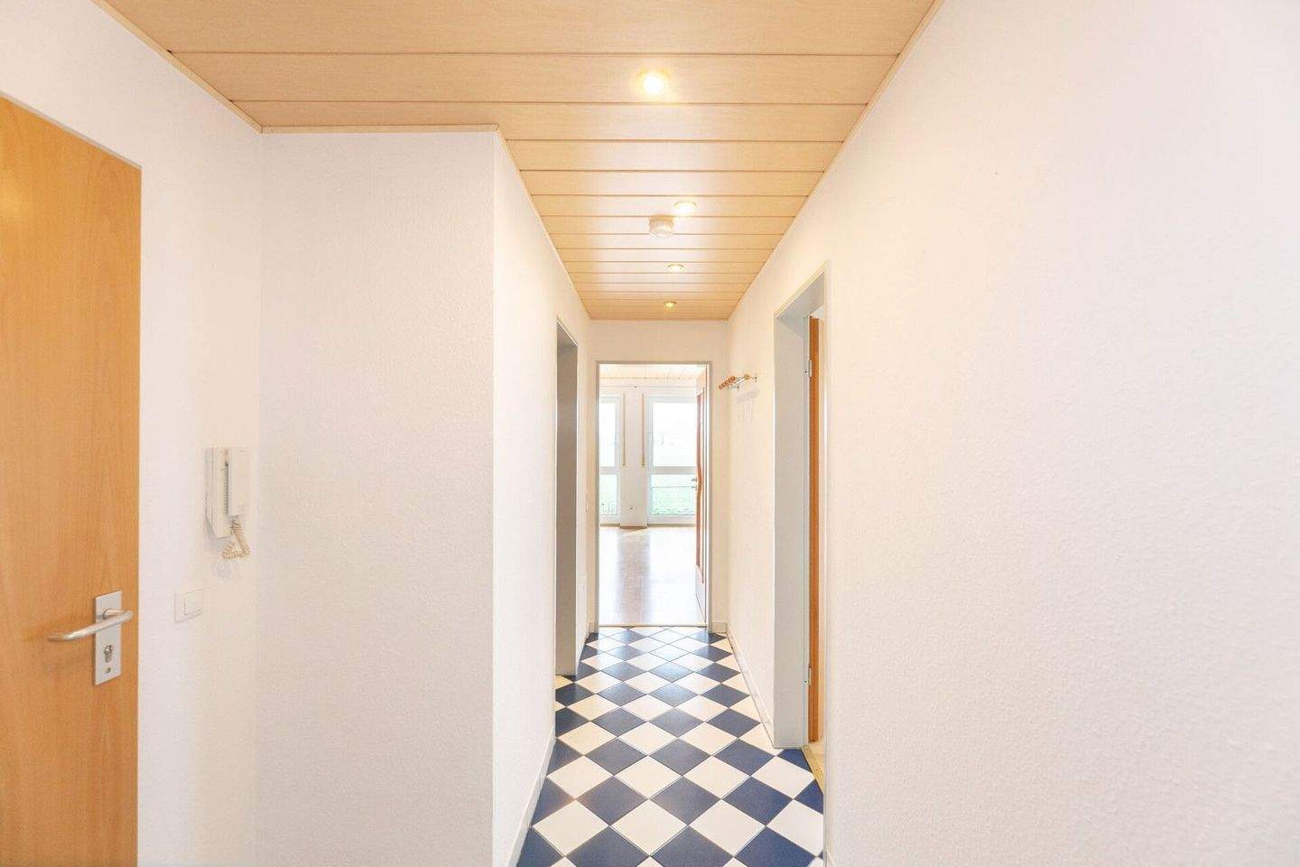 Helle 3-Zimmer-Wohnung im Erdgeschoss mit Balkon und direktem Gartenzugang – Neu-Ulm – Vorschaubild 5