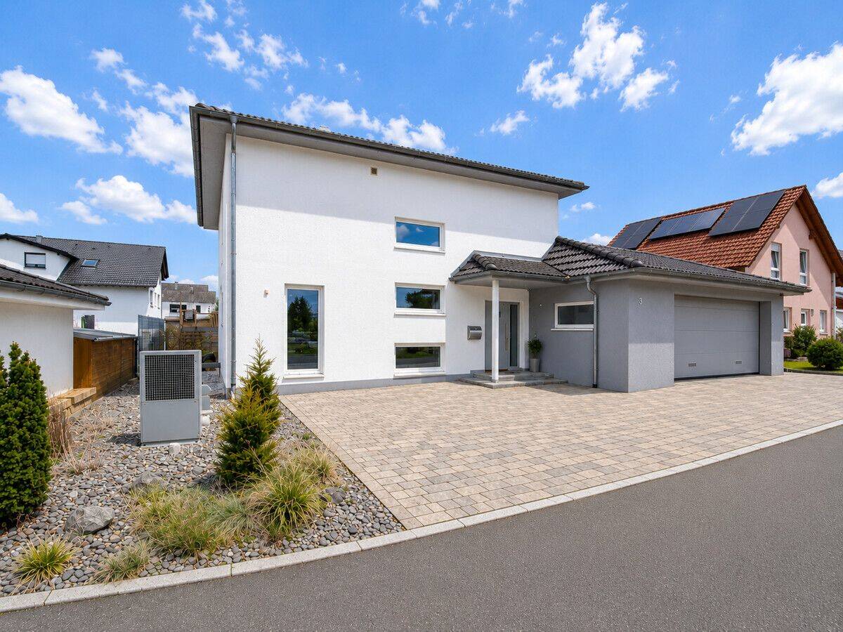 Modernes Einfamilienhaus mit vielseitig nutzbarem Untergeschoss und Doppelgarage