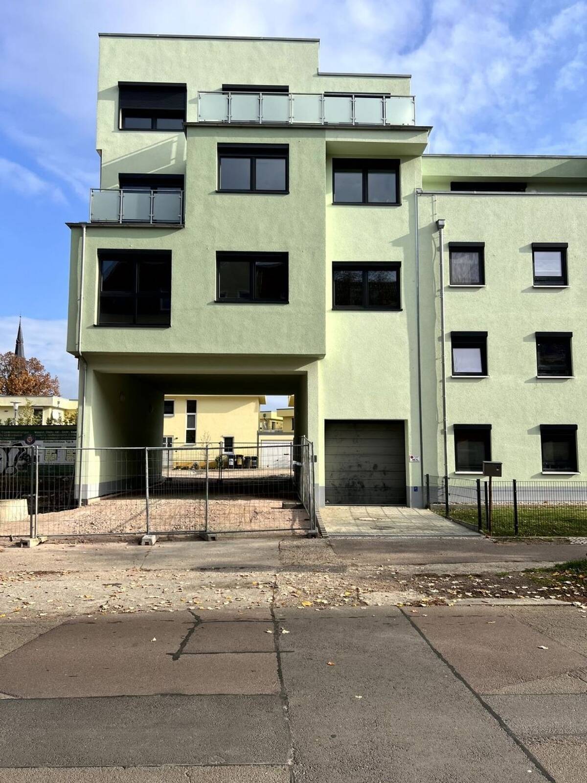 Exklusive Eigentumswohnung inkl. sehr hochwertiger Einbauküche und großem Balkon, optional Stellplatz – 6110 Halle (Saale) – Bild 1 von 9