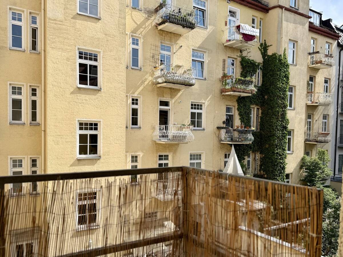 City Life - Altbau 3-Zimmer-Wohnung im Rückgebäude mitten in Haidhausen – 81667 München – Bild 1 von 8