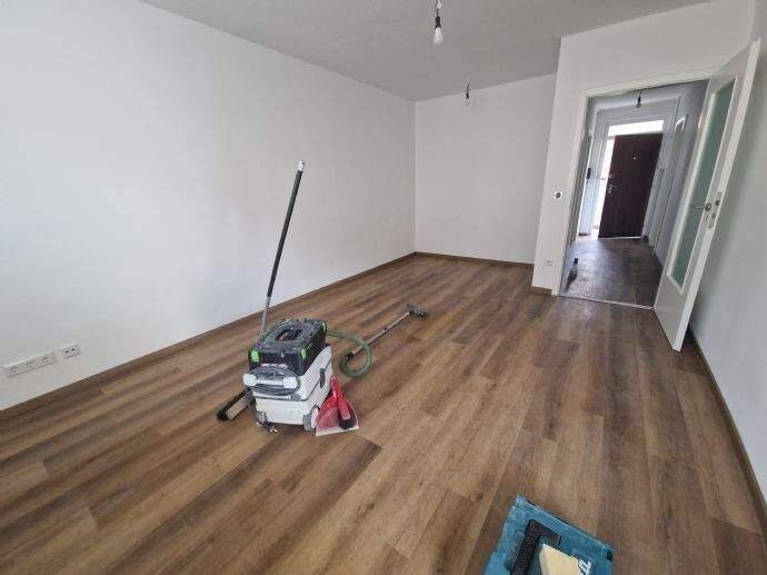 Helle 2 Zimmer Wohnung Balkon und EBK (Ablöse) in Nürnberg/St.Leonhard – Nürnberg – Vorschaubild 2