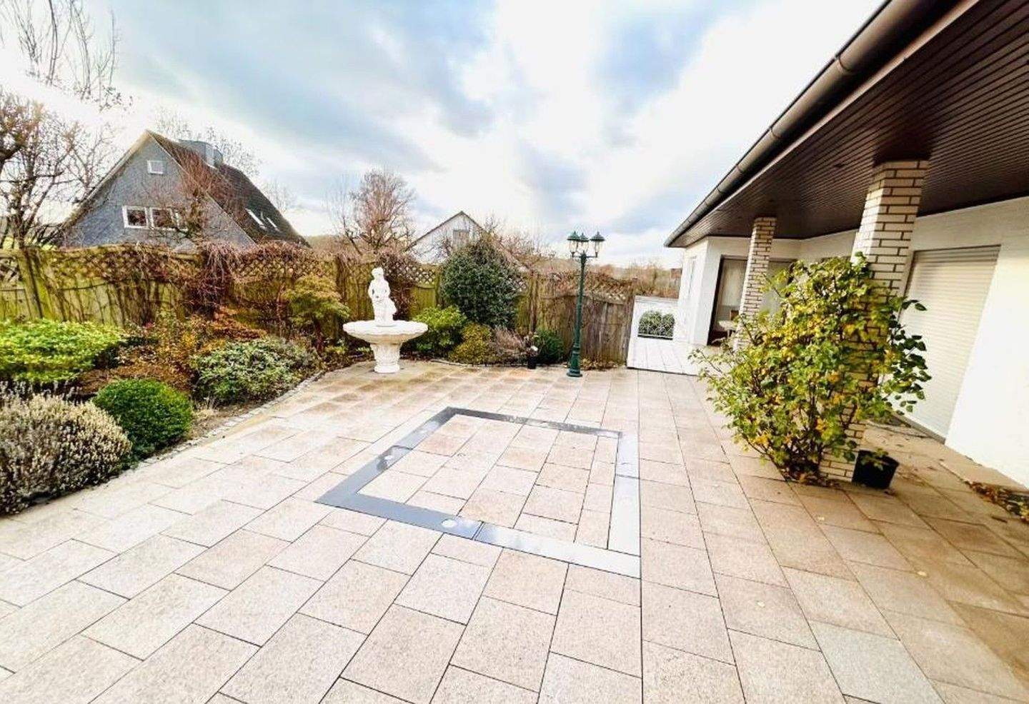 VERKAUFT - Stilvoller Winkelbungalow - auf sonnigem Grundstück – Steinburg – Vorschaubild 3