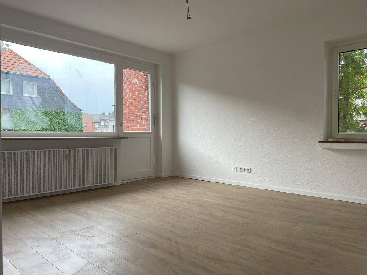 Neu sanierte 2-Zimmer-Wohnung mit Balkon in Oberhausen – 46117 Oberhausen – Bild 1 von 7