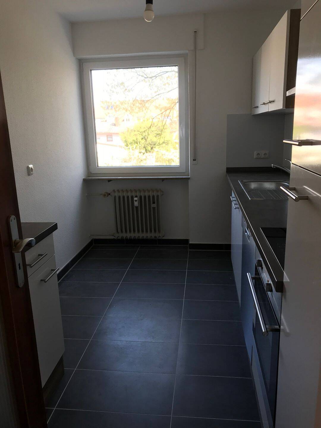Helle, gut geschnittene 2-Zimmer-Wohnung mit Balkon mit frisch saniertem Bad in günstiger Lage von Privat zu vermieten – Erlangen – Vorschaubild 4