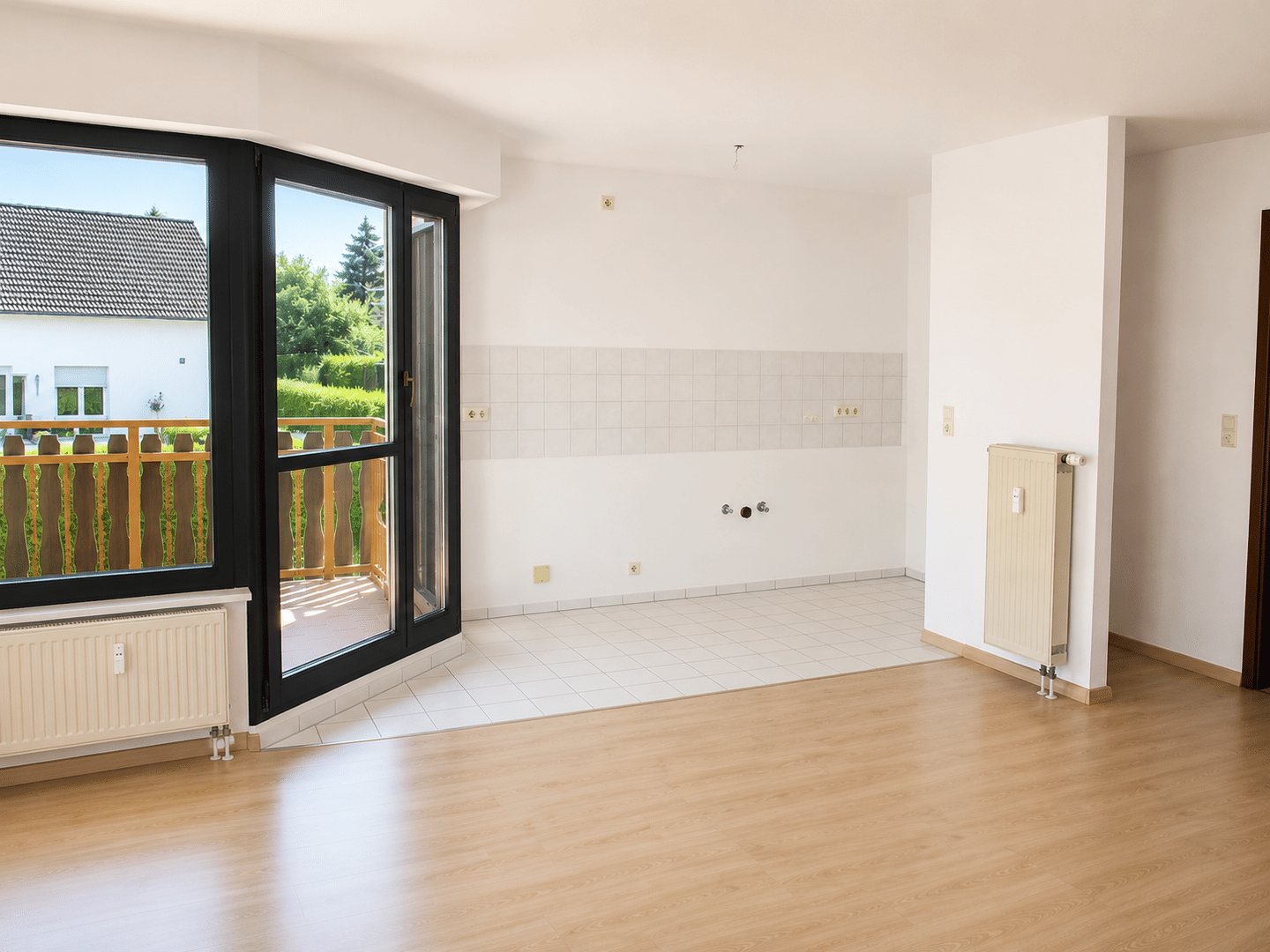 Solide Kapitalanlage mit Balkon & Stellplatz - gepflegte 2-Raum-Wohnung in ruhiger Wohnlage von Niederlungwitz – Glauchau – Vorschaubild 2