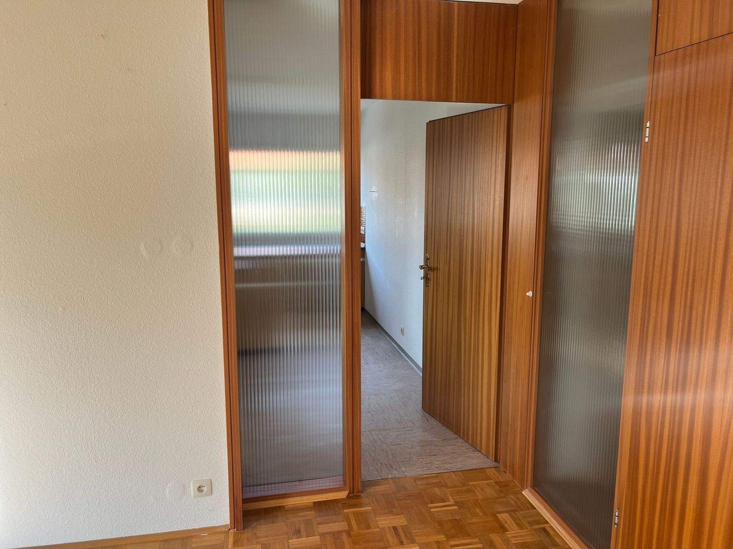 Sehr helle 4 ZW mit großzügigem Wohn-/Essbereich, Wintergarten, nagelneuem Tageslichtbad in absolut ruhiger Wohnlage in einem 3 Familien-Haus – Nürnberg – Vorschaubild 8
