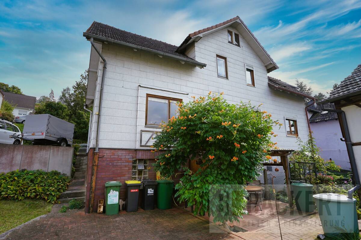 Charmante Doppelhaushälfte mit großem Gartenbereich – Rödental – Bild 1 von 9