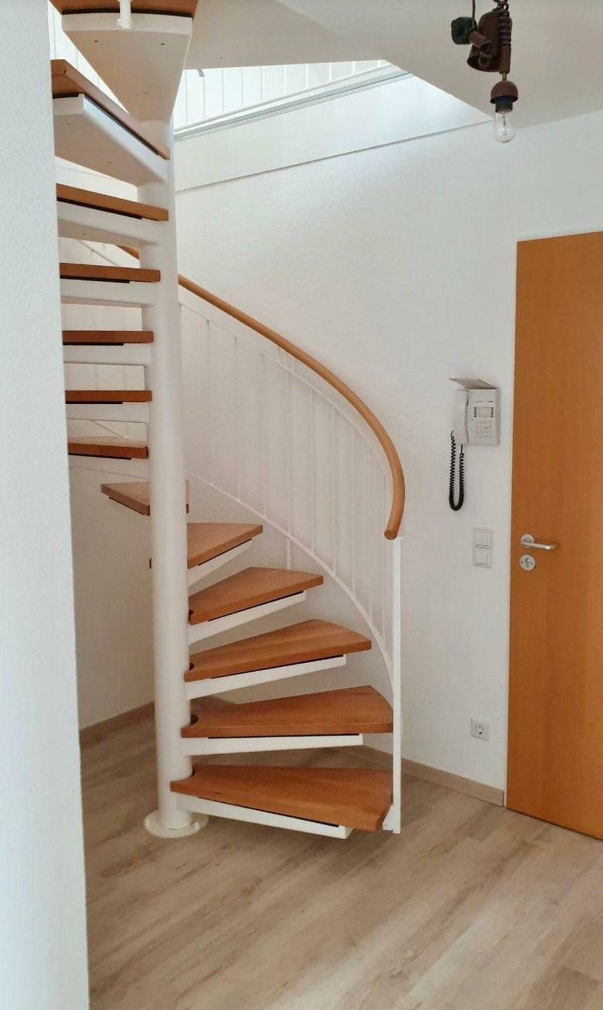 Charmante 2-Raum-Maisonette-Wohnung: stilvoll, hell und ideal für modernes Wohnen. – 2742 Neusalza-Spremberg – Bild 1 von 9