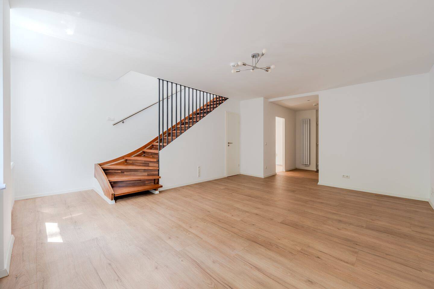 Vollständig renovierte Maisonette-Wohnung mit Terrasse, Loggia und Stellplatz am Waldrand – Berlin – Vorschaubild 4