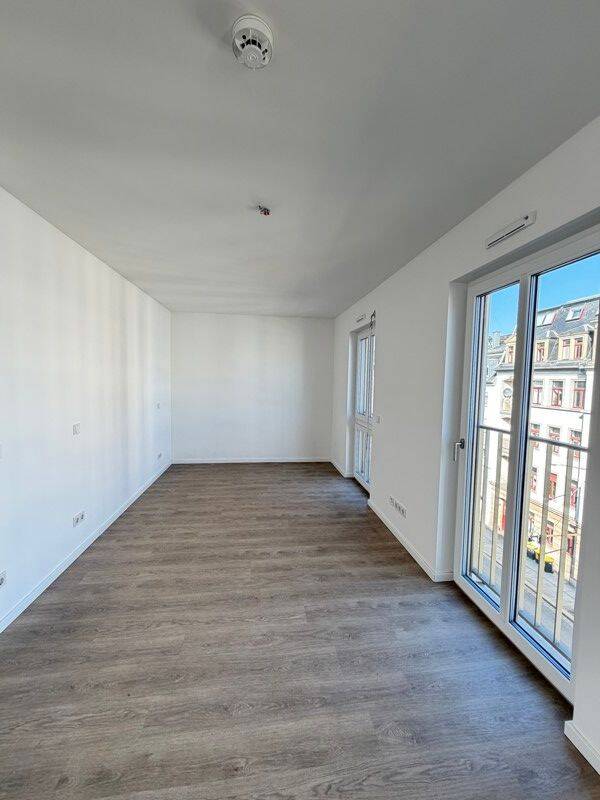 Helle 3-Raum-Wohnung mit Einbauküche und Balkon – Dresden – Vorschaubild 3