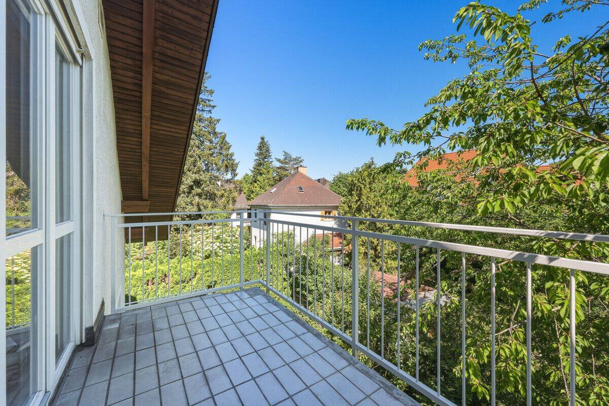 Lichtdurchflutete Dachgeschosswohnung in ruhiger Lage mit großer Fensterfront & Dachterrasse – München – Vorschaubild 8