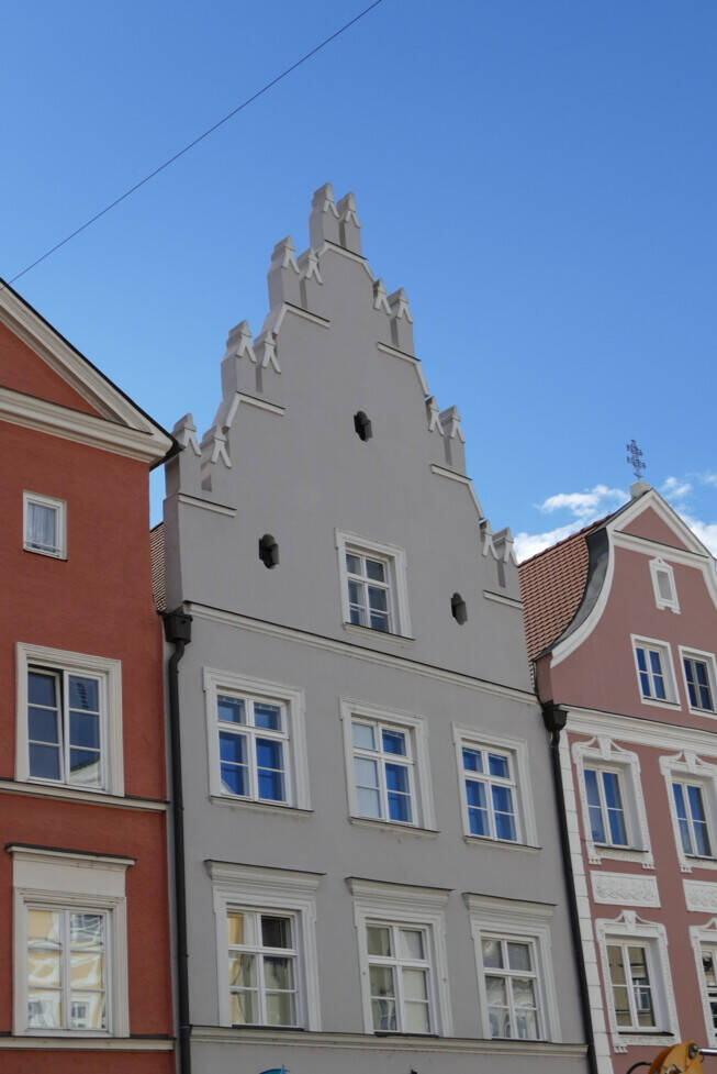 Sanierte Denkmalimmobilie in der Neustadt mit bestens vermieteter Gewerbefläche im Erdgeschoss. – Landshut – Bild 1 von 9